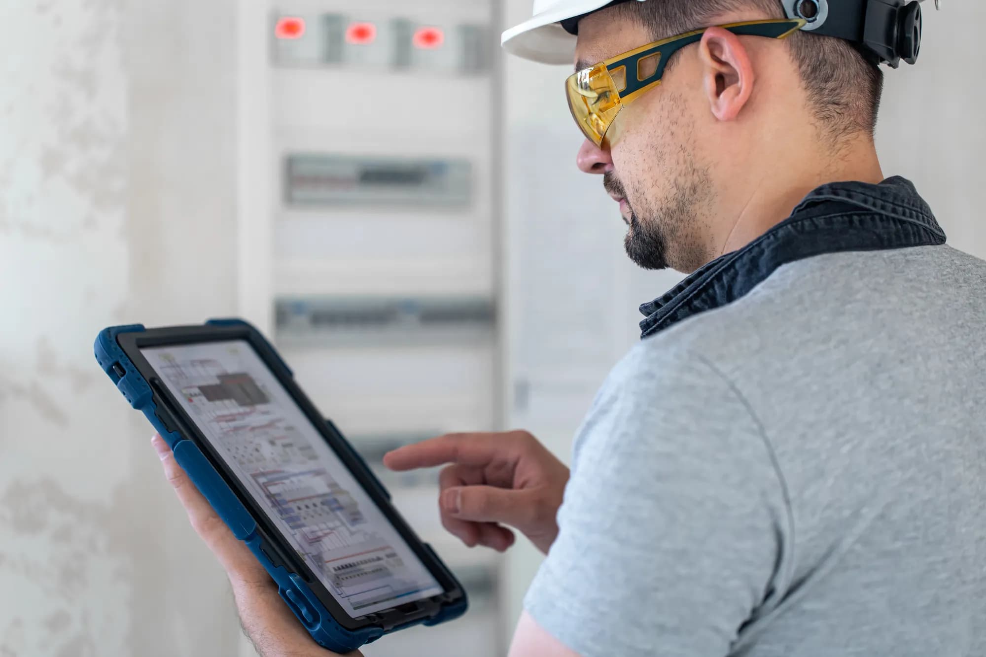 Elektriker fra Oslo Elektriske som arbeider i et sikringsskap